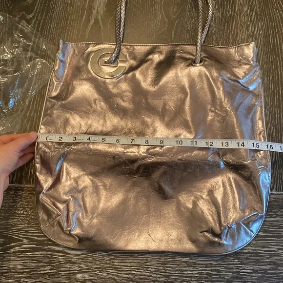 Elizabeth Grant Tote, Fully Lined in Silver with snap closure -NWOT - Picture 8 of 9